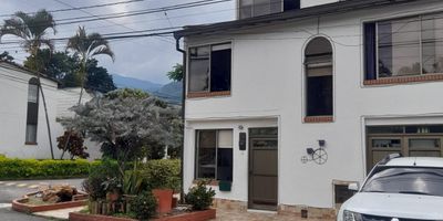 INVIERTE EN ESTA ACOGEDORA Y AMPLIA CASA ENVIGADO, SECTOR PLANO CERCA A METRO Y PARQUE PRINCIPAL

Te ofrezco Casa en Milán - Vallejuelos, Envigado:
-Con 3 niveles
Area
- 160 m2 por confirmar en esctrituras
- 4 Habitaciones
1 Estudio grande podría ser otra habitación
- 3 Baños
- 1 Parqueadero
-Patio
-Zona de Ropas
- Administración: $337.000
- Año Construido: 1988
- Estrato: 4
Casa con 3 niveles para la venta remodelada.
Cuenta con: Salón comedor, cocina abierta, baño social, garaje cubierto (se eliminó la alcoba del servicio con baño y quedaron las acometidas), patio, 4 alcobas (baño en alcoba principal y baño para las otras dos alcobas), terraza.
NOTA:  El 3 nivel no tiene legalizado la ampliación

Unidad cerrada, portería 24 horas, piscina, juegos infantiles, gimnasio, hermosas zonas verdes, con 2 porterías.
UBICACION:  Sector estratégico en Envigado, plano, muy cerca a Viva Envigado, Parque principal, y con todas las redes de servicios cerca