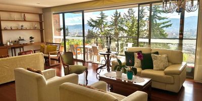 Apartamento Exclusivo: Confort, Seguridad y naturaleza
Este apartamento ha sido diseñado pensando en la calidad de vida, ofreciendo espacios amplios y bien iluminados que crean un ambiente cálido y armonioso. La luz natural es protagonista, creando una atmósfera acogedora que lo hace sentir como en su hogar desde el primer momento.

La ubicación es inigualable. El conjunto residencial es exclusivo y único, situado estratégicamente en un entorno rodeado de pinos y naturaleza. Esta característica ofrece a sus residentes una tranquilidad y privacidad excepcionales, con el valor añadido de una vista panorámica constante.

Para su total tranquilidad, la propiedad cuenta con un sistema de seguridad y vigilancia 24/7. Este apartamento es la opción ideal para profesionales y familias que valoran profundamente el confort, la paz y la seguridad, sin tener que renunciar a un estilo de vida elevado y con conexión al entorno natural.

Le invitamos a conocer este oasis de paz y estilo. ¡Enamórese de su nuevo hogar!