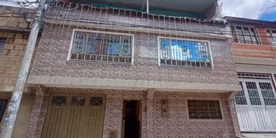 En Santa Librada – Sur de Bogotá se encuentra esta excelente propiedad ideal para inversión, con 7 apartamentos independientes distribuidos en tres niveles.
Seis unidades están completamente dotadas con cocina, baño, alcobas y zona social; una unidad adicional en el tercer piso está en obra gris, con acometidas hidráulicas instaladas para fácil adecuación.
El primer piso ofrece un amplio garaje, dos baños auxiliares y dos cocinas complementarias. El segundo piso destaca por su terraza amplia y luminosa, perfecta para reuniones o descanso.
Una propiedad con gran potencial de renta mensual, ideal para uso multifamiliar o inversión a largo plazo en un sector residencial en crecimiento.