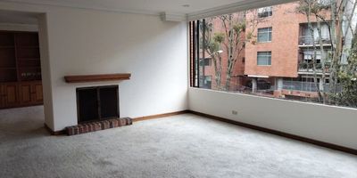 Este apartamento de 177 m², ubicado en el exclusivo sector del Chicó, ofrece la oportunidad de vivir a pocos pasos del Parque El Virrey, uno de los corredores verdes más valorados del norte de Bogotá. Su privilegiada ubicación permite disfrutar de amplias zonas peatonales, excelentes restaurantes, cafés, gimnasios y acceso inmediato a vías principales. Exterior, con una zona social amplia y luminosa, cocina independiente y un estar de alcobas ideal para estudio o sala familiar. Dispone de tres habitaciones, ia principal con baño privado y walking closet. Las dos habitaciones adicionales, comparten un baño completo. Además, cuarto y baño de servicio y baño social que complementa la distribución del área privada y social. Incluye dos parqueaderos independientesy depósito. Esta automatizado lo cual ayuda a un valor de administración más accequible. Una excelente alternativa para quienes buscan ubicación, calidad de vida y cercanía a los mejores espacios del norte de la ciudad.