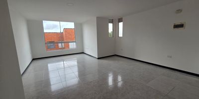 ¡Se arrienda Dúplex en Torres de Bariloche, Marinilla! Es unidad cerrada y cuenta con vigilancia 24/7.

1 habitación principal muy amplia con closet y baño privado. 
2 habitaciones secundarias con clóset.
Amplia zona de ropas y cuarto útil. 
Sala muy amplia, comedor, cocina integral, red de gas y posibilidad de estudio. 
Está cerca al D1, unidad deportiva, tiene cerca gimnasios, farmacias y tiendas de barrio. Es un barrio muy tranquilo y con fácil acceso a transporte público. 
