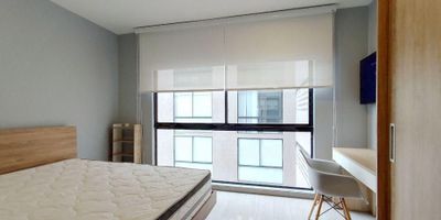 [ARR] ID HOUM: 163133

Entérate de todos los beneficios al arrendar con nosotros:
    • Asistencia e intermediación con el propietario
    • Firma tu contrato online
    • Arrienda sin burocracia, sin papeleos ni notarías

Departamento en arriendo, ubicado en el barrio Las Nieves, con una superficie construida de 24.00 m² y superficie total de 25.00  m². La propiedad está preparada para acoger a 1 persona.

Sus principales características son:

    • estudio
    • Amoblado
    • 1 dormitorio
    • 1 baño
    • No Admite mascotas
    • 1 parqueadero
    • Piso 7
    • Año de construcción: 2024
            
Además, el inmueble cuenta con las siguientes amenidades:

    • Salón de eventos
    • Vigilancia 24 hrs
    • Ascensor
    • Zona de juegos
    • Gimnasio
    • Lavandería
    • Zona de asadores

Si arriendas con nosotros, te brindamos asesoría personalizada durante todo el proceso.

Requisitos para arrendar con nosotros:

    • Arrienda sin codeudor*, fácil, rápido y seguro
    • Demuestra un ingreso mensual neto de al menos 2.5 veces el valor del arriendo (los ingresos mensuales se pueden complementar por las personas que vivirán en este inmueble)
    • Completa tu información básica y mándanos tus extractos bancarios o documentos que demuestren tus ingresos
    • No debes tener reportes negativos en centrales de crédito
        

IMPORTANTE:

    • Te invitamos a agendar una visita a esta propiedad
    • Si tienes alguna duda por favor puedes solicitar más información desde los portales como también contactarte directamente con nosotros
    
Más que una inmobiliaria, somos Houm.
*Aplican T&C