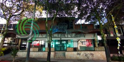 Descubre un espacio que redefine la productividad: 290 mts,  en la exclusiva cabecera del Llano, sobre la vibrante cuadra Play. Dos niveles llenos de estilo y amplitud, con 4 baños, 2 salones generosos, barra central para trabajo colaborativo, antejardín y bodega. En el segundo piso, una tarima que inspira grandes ideas, rodeada de luz y ventilación natural para que cada rincón respire confort y energía. Un lugar único, listo para convertir tu proyecto en éxito. Agenda tu cita sin costo al 3183437241 y hazlo tuyo hoy mismo.