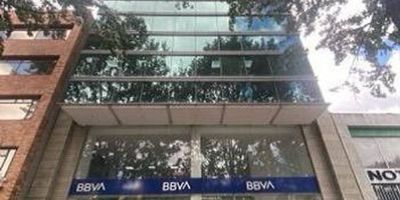 Local comercial con destinación y uso de oficina bancaria, distribuido en 6 niveles. El primer nivel cuenta con oficinas, 2 salas, cafeteria y baños. El segundo nivel cuenta oficinas, baños y dos terrazas. El tercer nivel cuenta con cocina, baños y 2 terrazas. El cuarto nivel cuenta con 5 salas, archivo, cuarto técnico, centro de acopio, baños, cocina y dos terrazas. El quinto nivel cuenta con cocinas, baños y 2 terrazas. El sexto nivel cuenta con 1 sala, zona de proyectores, oficinas, baños, cocina y 2 terrazas. Cuenta con 18 garajes ubicados en el sotano. Vetustez 14 años. Agendamiento visita directamente con el banco.