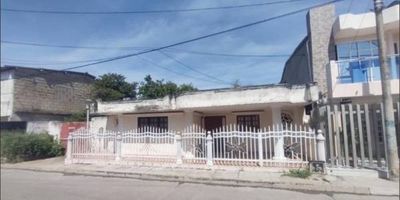 Área de terreno 511 M2. Casa urbana medianera con las siguientes dependencias: Sala, comedor, cocina, Patio interior, terraza, 4 habitaciones,  un baño privado, baño social y garaje. Vetustez 33 años.