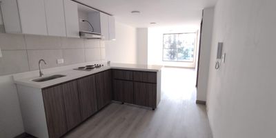 Hermoso aparta estudio de un ambiente totalmente remodelado, vista al exterior con luz natural. Excelente ubicación y vías de acceso, cerca a clínica Marly y a universidades. Espacio para alcoba y sala, 2 clósets. Cocina integral con amplia gabinetería, barra americana, estufa eléctrica de 4 puestos, campana extractora y nevera. Baño con ducha eléctrica y división de vidrio templado. $1.790.000. Administración incluida.