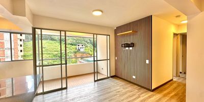 Venta de apartamento en Las Lomitas, Sabaneta. Hermoso apartamento en piso 9 con un área de 84 m². Cuenta con 3 alcobas, 2 baños, sala comedor, cocina abierta, balcón, zona de ropas, parqueadero y cuarto útil. Tiene puerta de seguridad.

Unidad residencial con portería 24 horas, ascensor, turco, sauna, piscina, juegos infantiles, gimnasio, salón social, zonas verdes, cancha de squash, shut de basuras y parqueadero de visitantes.

La unidad cuenta con 3 accesos: por El Carmelo, por Aves Marías y por Loma Linda. Excelente ubicación cerca de colegios como El Carmelo, Los Alcázares y Adelaida Correa, además de cercanía al Oxxo, La Romera y La Octava Maravilla.

Precio: 510 millones. negociables