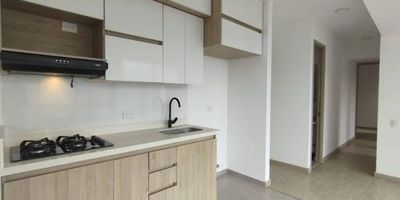 Espectacular apartamento sector las lomitas en sabaneta, cuenta con 60 metros cuadrados distribuidos en 3 alcobas, 2 baños, sala comedor, cocina integral, zona de ropas y balcón, en unidad cerrada con zonas comunes, piso alto, parqueadero cubierto. ¡no pierdas la oportunidad de vivir en este maravilloso lugar!