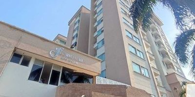 Espectacular apartamento con excelentes y amplios espacios en uno de los mejores sectores de Ibagué para vivir, ubicado al lado del parque deportivo cerca de supermercados y colegios, cuenta con una ubicación estratégica. El apartamento consta de 110 m2 - cuenta con: 3 habitaciones, 1 estudio, 3 baños, 1 parqueadero, 1 depósito, sala comedor- cocina integral abierta, zona de lavandería y patio de ropas independientes y dos amplios balcones. El Conjunto cuenta con piscina, jacuzzi, gimnasio, cancha, zona infantil y salón comunal.  El apartamento por estar ubicado en el primer piso y en la parte de adentro del conjunto es libre de los ruidos externos.