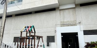 Hermoso y acogedor aparta estudio con buenos acabados , muy iluminado y buena ventilación, excelente ubicación cerca a la universidad Sergio Arboleda , muy cerca a la avenida secundaria  Av. El libertador, consta de pisos en cerámica , paredes en concreto , techo en drywall , puertas en madera, ventanales en aluminio con vidrio, baño enchapado.
