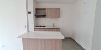 El apartamento ubicado en la unidad cerrada Boral, en el barrio El Porvenir de Rionegro, ofrece una excelente ubicacion estrategica. Cuenta con facil acceso a la via principal que conecta con el Aeropuerto Jose Maria Cordova y el Tunel de Oriente, facilitando la movilidad hacia diferentes puntos de la region. Ademas, se encuentra cerca de supermercados, colegios y hospitales, lo que aporta comodidad y practicidad en el dia a dia. Este entorno residencial seguro y tranquilo, combinado con su proximidad a servicios esenciales, lo convierte en una opcion ideal para quienes buscan confort y accesibilidad en Rionegro.