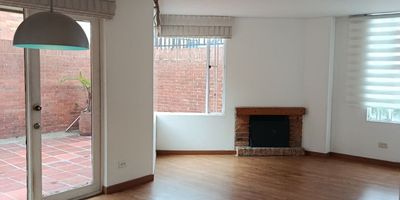 En VENTA acogedor apartamento en Cedritos, con muy buena ventilación e iluminación natural. Ubicado en un sector residencial muy tranquilo y recursivo, con excelentes vías de acceso y trasporte publico cercano. Este apartamento tiene la cocina y la zona de ropas recién remodelados, cuarto y baño de servicio, 3 alcobas 2 baños, chimenea para madera en la zona social y una terraza de 61 M2 de uso privado. Cuenta además con dos parqueaderos cubiertos, depósito y ascensor desde el sótano. ¡Contáctame para más información!