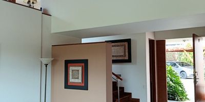 Hermosa, acogedora y moderna casa campestre en Venta ubicada a 4 Kilómetros del casco urbano del municipio de La Calera, sobre vía principal. Esta casa es ideal para familias que quieren vivir rodeadas de naturaleza, tranquilidad y privacidad, el conjunto ofrece espacios para hacer deporte (natación, tenis, squash, fútbol, gimnasio) con un Club House muy completo. La casa, además de gozar con un espectacular jardín que la rodea, también ofrece comodidad, privacidad y conectividad para quienes trabajan en línea, sin hablar de la distribución y amplitud en todos sus espacio pensados estratégicamente. Contáctanos para más detalles!!!