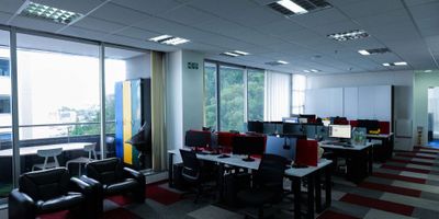 Oficina en venta ubicada en el complejo empresarial North Point  (Carrera Séptima con Calle 153) con una hermosa vista y muy buena iluminación natural.  Disponible con o sin mobiliario. Cuenta con un espacio abierto para 10 puestos de trabajo, 2 oficinas privadas, sala de juntas, cocina, balcón con comedor de 4 puestos, 3 lockers, adicionalmente tiene 2 parqueaderos propios cubiertos.  ¡Llámanos para más información y agenda tu visita!