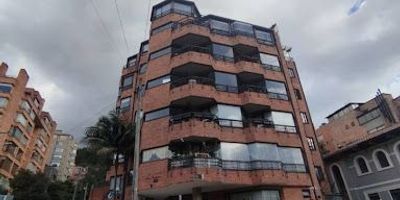 Exclusivo inmueble en el sector de Rosales, 170 mts de comodidad, con todas las bondades del sector sin pagar un excesivo precio. En piso 6, INMEJORABLE VISTA HACIA LA CIUDAD, en perfectas condiciones.  Consta de 3 amplias alcobas, estudio, cuarto y baño de servicio, baño social, alcoba ppal con baño, amplio closet, baño de alcobas, hall de entrada, sala con chimenea tradicional, comedor, amplia cocina integral cerrada,  hermoso balcón con acceso desde cocina y comedor, 2 garajes independientes, esquinero, construcción hexagonal que permite el ingreso de luz natural por todos los costados y a todas las dependencias, Hall de habitaciones,  edificio con ascensor, salón social, valor administración 1.600.000 incluida en el canon. Cortinas romanas, estrato 6, al frente del castillo del mono Osorio, excelente ubicación. Agenda tu cita, enamórate de este apartamento.