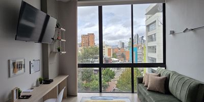 Apartaestudio Amoblado en arriendo – Chapinero, excelente ubicación.
Vive con comodidad y estilo en este acogedor apartaestudio tipo loft ubicado en pleno corazón de Chapinero, a pocos pasos del Carulla de la 63, y con fácil acceso a la Carrera 7 y la Avenida Caracas. Una zona vibrante, segura y con todo lo que necesitas a tu alcance.
• 5° piso con buena iluminación natural y ventilación.
• Mezzanine que separa la habitación del área social, dando mayor privacidad y amplitud.
• Totalmente amoblado: 
• Cocina equipada (nevera, estufa, menaje básico)
• Baño privado
• Ambiente moderno y funcional, ideal para estudiantes, ejecutivos o personas que buscan comodidad en una zona estratégica.
 El conjunto tiene:
• Zona de lavandería comunal.
• Terraza BBQ con vista.
• Mesa de billar / área social.
• Coworking con espacios cómodos para trabajar.
• Recepción y vigilancia para mayor seguridad.