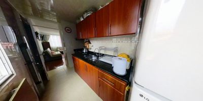 VENTA DE APARTAMENTO – CIUDADELA CAFAM 4, SUBA

Apartamento de 55 m², completamente remodelado, ubicado en un 4to piso con una agradable vista interior. Acceso por escaleras y con parqueadero comunal.
Propiedad libre de gravámenes y se aceptan todos los bancos.

Características del apartamento:


 3 habitaciones con closets
 1 baño
 Sala comedor
 Estudio
 Cocina integral
 Zona de lavandería
 Piso cerámico en todas las áreas


Zonas comunes del conjunto:
Salón comunal, parque infantil, amplias zonas verdes y vigilancia privada 24 horas.

Ubicación estratégica cerca de Plaza Imperial, Éxito, D1, Ara, Surtimax, Jumbo, colegios y Portal de Suba. Vías de acceso por la Carrera 113C y Calle 143A.

Un espacio remodelado, con excelente vista y listo para entrega nmediata.
Agenda tu visita hoy mismo y asegura esta oportunidad.

H3
