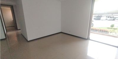 Apartamento en primer piso ubicado en el barrio Caney, sur de Cali, en el conjunto residencial Altobello. Cuenta con un área de 75 m², amplia sala comedor con balcón, cocina integral, zona de oficios, tres alcobas (la principal con baño privado y vestier) y dos baños en total. La unidad residencial ofrece excelentes zonas comunes como parqueadero propio en plataforma, zonas verdes, piscina, zona infantil, salón social y gimnasio. Su excelente ubicación cerca de la Simón Bolívar y la Calle 85E lo convierte en una opción ideal por comodidad y fácil acceso. Canon mensual de $1.700.000, estudio de documentos $120.000, no incluye servicios públicos. Contrato mínimo a un año.
