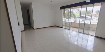 Apartamento en segundo piso con ascensor, ubicado en el barrio Caney – sur de Cali, en el conjunto residencial Los Robles. Cuenta con un área de 82 m², amplia sala comedor con balcón, cocina integral, zona de oficios, tres alcobas (la principal con baño privado y vestier) y dos baños en total. La unidad residencial ofrece excelentes zonas comunes como parqueadero propio en plataforma, zonas verdes, piscina, zona infantil, salón social y gimnasio. Su estratégica ubicación cerca de la Simón Bolívar, la Calle 85E y la Calle 28 brinda fácil acceso a principales vías y servicios. Canon mensual de $1.800.000, estudio de documentos $125.000, no incluye servicios públicos. Contrato mínimo a un año.
