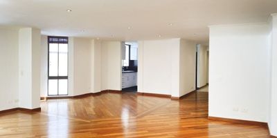 Apartamento moderno, amplio, iluminado, con una excelente vista natural, ubicado en uno de los sectores más exclusivos de Bogotá (Chicó Alto ó Chicó oriental), muy cerca al Museo Parque El Chico, acceso por la carrera séptima. Por ser un apartamento interior, goza de mayor tranquilidad y privacidad, no hay construcción posterior al edificio. El apartamento tiene 195 M2 de área construida, 3 habitaciones, 3 baños, cocina moderna y amplia, zona de ropas independiente, terraza, área de estudio u oficina con una excelente vista e iluminación, tiene también 2 parqueaderos cubiertos y depósito.