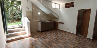Área: 35 m²
Descripción del inmueble: Acogedor apartamento que cuenta con 1 baño cabinado, sala-comedor, estudio, cocina sencilla, patio, 1 clóset y pisos en cerámica. Un espacio práctico y funcional, ideal para quienes buscan comodidad y buena ubicación.
Ubicación y alrededores: El inmueble se encuentra cerca de la Sede Social Los Alcázares, la Casa de la Cultura Los Alcázares, tiendas de barrio, colegios, zonas verdes y con fácil acceso a transporte público.

INTERMOBILIARIA POBLADO S.A.S
