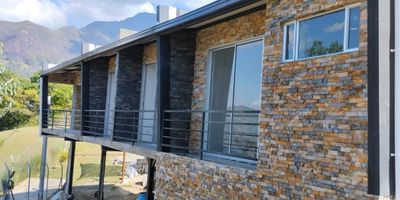 Casa nueva de 160 metros construidos en lote de 1200 metros, ubicada en parcelacion privada en Copacabana. Cuenta con tres habitaciones, dos banos, parqueadero cubierto para tres carros y cerramiento en malla en todo el perimetro. Ofrece servicios publicos economicos en estrato tres, administracion de doscientos mil pesos, agua veredal, red de gas, internet de fibra optica y alcantarillado convencional. La construccion tiene un ano de uso y se destaca por brindar una de las mejores vistas de la zona. Inversion novecientos millones de pesos.