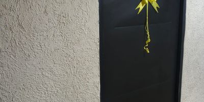 Detalles del inmueble
Área Total / Privada: 35 m2 de área construida / 31 m2 de área privada.
Distribución: Sala comedor, espacio para cocina, 1 alcoba, 1 baño y hall. Incluye espacio para guarda ropas / lavadero.
Ubicación: Torre 1, Piso 5 (Acceso solo por escaleras).
Canon de Arrendamiento (Incl. Administración): $550.000 COP (Precio fijo por 1 año), servicios públicos independendientes, asumidos por el arrendatario.
Servicios de Agua y Luz: ¡Temporalmente SIN COBRO! El conjunto maneja un generador continuo y tanques de reserva (llenados por carrotanques), lo que permite que el cobro sea asumido temporalmente por el arrendador hasta que Enel y Acueducto instalen los contadores individuales.
Servicios de Gas: Este servicio por consumo se cobrará mensualmente, hay un parte del costo que asumirá el arrendador (Calentador y contador)
Parqueadero (Moto y Carro): ¡Temporalmente SIN COBRO! El uso es gratuito hasta nueva orden de la Administración.