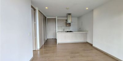 Salòn comedor, pisos en porcelanato(madera laminada alcoba), cocina integral abierta con zona de ropas, 

01 habitacion con vestier, baño cabinado, balcòn, red de gas, calentador, parqueadero cubierto, cuarto ùtil.

La Unidad cuenta con porteria 24 horas, piscina, turco, sauna, gimnasio, salòn de juegos, zona de co-working, zona de mascotas, zonas verdes, juegos infantiles.

Edificio cerca al Euro de la Frontera, avenida el poblado, inmueble con buena vista.

Intermobiliaria Poblado S.A.S.
