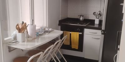 Venta hermosa casa en el exclusivo sector de la Milla de Oro. Barrio Prados del Norte.  Ibagué Tolima   * Área Lote 7 Mtrs de frente x 15 Mtrs de fondo  * Estrato 4  * Primer piso:   Garaje, sala,  comedor, cocina integral            baño, jardín interior y zona de lavandería, cuarto de servicio con baño ( depósito) y depósito adicional debajo de la zona de escaleras.  * Segundo piso:  3 habitaciones cada una con closet en madera, La habitación principal cuenta con un amplio balcón, hall de alcobas y baño de alcobas.  