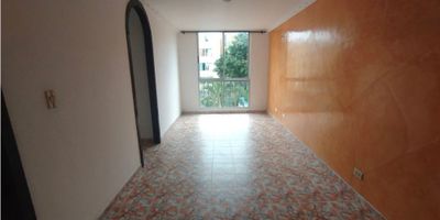 Apartamento en tercer piso sin ascensor ubicado en el barrio La Rivera, norte de Cali, en Multifamiliares El Saman. Cuenta con un área de 58 m², amplia sala comedor, cocina integral, zona de oficios, tres alcobas con closet y dos baños. La unidad residencial ofrece zonas comunes como parqueadero comunitario, zonas verdes, zona infantil y salón social. Su excelente ubicación cerca del barrio Villa del Prado, La Rivera, Sena lo convierte en una opción ideal por comodidad y fácil acceso. Canon mensual de $1.000.000 administración incluida, estudio de documentos $100.000, no incluye servicios públicos. Contrato mínimo a un año.
