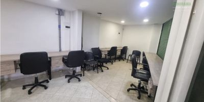 VENDO LOCAL EN EL CENTRO COMERCIAL LA GRAN ESQUINA 
 $160.000.000 
 3483 
 - SON DOS LOCALES COMBINADOS 
 - 45 METROS 
 - PRIMER PISO 
 - CUENTA CON MEZANINI 
 - DOBLE ACCESO 
 - EL CENTRO COMERCIAL ESTÁ UBICADO EN SAN JUAN CON LA 80
