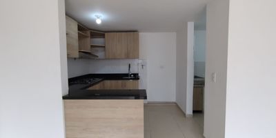 Moderno apartamento con 3 habitaciones, 2 baños, cocina integral, salón comedor, zona de ropas y parqueadero de carro. Ubicado en una zona estratégica, tranquila y cerca de todo. Amplios espacios y luz natural que enamoran Agenda tu visita hoy y conócelo