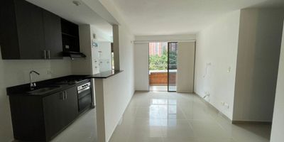 Descubre este exclusivo apartamento de 3 habitaciones y 2 baños en una ubicación privilegiada. Con 60 metros cuadrados de elegancia y comodidad, este hogar cuenta con ascensor, gimnasio y parqueadero inteligente. Disfruta de la piscina, zona infantil y vigilancia privada 24/7 para tu tranquilidad. Además, podrás organizar reuniones en la zona de BBQ. Vive la experiencia de lujo y seguridad que mereces. ¡Bienvenido a tu nuevo hogar! 27667   MANUEL R
