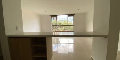 Moderno apartamento con 3 habitaciones, 2 baños, cocina integral, salón comedor, zona de ropas y parqueadero de carro. Ubicado en una zona estratégica, tranquila y cerca de todo. Amplios espacios y luz natural que enamoran Agenda tu visita hoy y conócelo