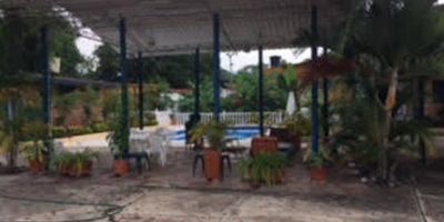 finca campestre en Venta Carmen de Apicala

Ubicada a tan solo dos cuadras de la plaza principal del pueblo, vía a la vereda Brazilia, esta impresionante propiedad combina comodidad, amplitud y naturaleza en un solo lugar. Cuenta con un lote de aproximadamente 991 m² y una área construida de 650 m², perfectamente distribuida para disfrutar en familia o como inversión turística.

La finca ofrece:

7 amplias alcobas con clóset

8 baños en total, incluyendo el de servicio

Sala-comedor de generosas dimensiones

Cocina integral a gas con zona de lavandería

Acogedora terraza para descansar o compartir

Piscina, zona de BBQ y frondosos árboles frutales

Cuarto y baño de servicio

Garaje con capacidad para 8 vehículos

Depósito para almacenamiento

Casa interior independiente con 1 alcoba y baño

2 perreras para mascotas

Una propiedad ideal para quienes buscan calidad de vida, tranquilidad y cercanía al casco urbano. Perfecta como vivienda principal, casa de descanso o proyecto turístico.