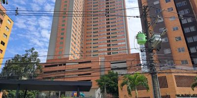 ¡Descubre tu nuevo hogar en el corazón de Sabaneta!
Presentamos este espectacular apartamento de 72 m²  para estrenar, ubicado en el exclusivo barrio La Doctora. Con 3 amplias habitaciones, piso en porcelanato y una cocina integral, este hogar te ofrece todo lo que necesitas para vivir con comodidad y estilo.
Disfruta de la tranquilidad de una unidad cerrada, con ascensor y zona de ropas, mientras te beneficias de la cercanía a colegios, centros comerciales y transporte público y, a metros de la universidad Unisabaneta. Relájate en el  balcón  disfrutando de su espectacular panorámica.
Este apartamento en el piso 17 es la oportunidad que estabas buscando. ¡No dejes pasar la chance de vivir en uno de los barrios más exclusivos de Sabaneta! Contacta ahora y haz de este espacio tu nuevo hogar.