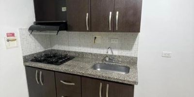 Apartamento en buen estado semi interno ubicado en el sector Ceramica, Sabaneta;  muy buen sector, con buenas vias y un facil acceso al transporte publico. cerca al colegio Jose Felix y al éxito de Sabaneta.

Cuenta con 2 alcobas, 2 baños, 2 closets, sala comedor, cocina integral, zona de ropas, ventanal, parqueadero.

Si estas interesado no dudes en contactarte con nosotros