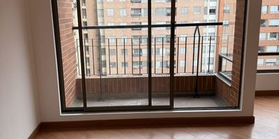 Descubre la elegancia y comodidad de este apartamento  dentro de conjunto,en piso alto,con balcon,de 3 habitaciones y 2 baños,estudio y family room, con 102 metros cuadrados de espacio bien distribuido. Disfruta de la iluminación natural, cocina integral, zona de labores,piso de madera laminada y vista .El conjunto cerrado ofrece seguridad 24*7, ascensor, dos apartamentos por piso,canchas múltiples y squash,zona de juegos,2 amplios salones de reunión, gimnasio,sauna, zona infantil y zona de BBQ. Además, cuenta con vigilancia privada ,parqueadero de visita y  acceso a  transmilenio de la suba,supermercados, centro comercial bulevar niza,clínica shaio,colegios y transporte público. Vive la experiencia de lujo , confort  y seguridad en familia.