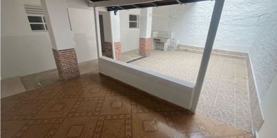 ARRIENDO CASALOCAL MEDELLIN LAURELES Ideal para oficinas o prestación de servicios con garage, 5 alcobas, 3 baños, 2 patios, piso en Baldosa, sala, comedor, Closet, cocina integral mixta,zona de parqueo, cerca av 80, Cod 
