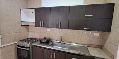 Descubre este acogedor apartamento en arriendo ubicado en el sector Gamma de Pereira, un lugar tranquilo y bien conectado ideal para vivir con comodidad. Situado en primer piso, ofrece tres amplias habitaciones, una de ellas con practico closet en la habitacion principal, ademas de un bano funcional y bien distribuido. El conjunto cuenta con parqueadero comunal, brindando facilidad para tus desplazamientos. Este espacio es perfecto para quienes buscan un hogar confortable, accesible y en un entorno agradable dentro de la ciudad.