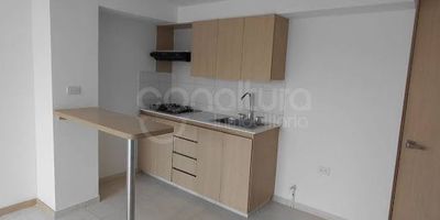 472-8516 Conaltura Inmobiliaria ofrece apartamento en Arriendo en Bello sector Amazonia. Cuenta con 57 m, este apartamento cuenta con 3 alcobas, 2 baños, sala comedor, balcón y cocina integral, parqueadero cubierto. Su distribución funcional brinda practicidad y confort en un ambiente familiar. Ubicado en conjunto cerrado con ascensores, portería vigilancia 24 horas, gimnasio, juegos infantiles, salón social, shut de basura, piscina de adultos y niños, parqueadero de visitantes. Cerca de Parque Fabricato y Mercolanta, zona segura, con fácil acceso a la estación madera del metro y excelentes rutas de transporte, Apartamento bien iluminado con vista a la ciudad. 