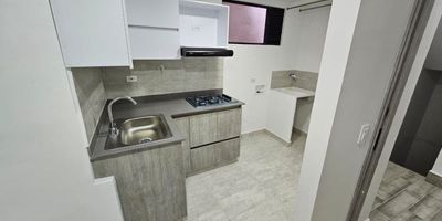 Hermoso apartaestudio  con excelentes acabados modernos, ubicado en el sector de Aves maría, Sabaneta(Ant); este inmueble ofrece una buena iluminación y cómodos espacios. Su excelente ubicación garantiza un sector tranquilo, con cercanía a varios puntos de interés y con buenas vías de acceso, cerca al Mall de Messantia y al Centro comercial Aves María.
Esta dividido en 1 alcoba, 1 closet, 1 baño, cocina integral, comedor, balcón, zona de ropas, ascensor y parqueadero solo para moto.
Comunícate al 3104289911 para brindarte una mejor asesoría.