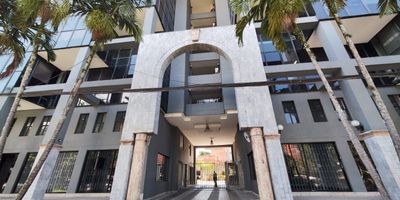 Comoda oficina  ubicada estrategicamente sobre la Avenida Nutibara con San Juan, una zona de alta visibilidad y facil acceso. Su ubicacion privilegiada garantiza excelente conectividad tanto en transporte publico como en movilidad vial, permitiendo desplazarse con agilidad a cualquier punto del area metropolitana y regiones cercanas. Ademas estaras rodeado de una amplia oferta comercial, gastronomica, institucional, educativa y de servicios, ideal para potenciar tu actividad profesional o empresarial Contactanos y con gusto te brindaremos mas informacion!