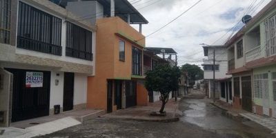 El Pedregal barrio residencial hermosa casa de dos niveles cerca de zona universitaria y comercial 