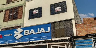 Se alquila apartamento tercer piso (301) en el barrio Alfonso López con excelente ubicación, sobre la calle 70. El inmueble consta de 2 habitaciones con clóset, baño social, sala comedor, cocina integral, zona de oficios y parqueadero para una moto. VALOR DEL CANON $660.000 servicios  independientes. Para más información comuníquese al PBX 6025532727 o al  315 5019033