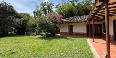 ¡ESPECTACULAR CASA CAMPESTRE EN ARRIENDO EN MARINILLA, ANTIOQUIA!

Entorno: Disfrute de la tranquilidad del campo con la conveniencia de la ciudad. Propiedad ubicada en el municipio de Marinilla, Antioquia.
Fácil acceso: Cerca de la zona urbana y con excelente conexión al transporte público.

Características de la Propiedad:

*Área del Lote: $6.400M2
*Área Construida: $150
*5 habitaciones
*3 Baños completos
*Sala independiente
*Comedor
*Cocina

-El Gran Plus Campestre. Amplias zonas verdes; perfecto para el esparcimiento, juegos al aire libre o simplemente relajarse.

Nota: Cuenta con árboles de aguacates y una perrera.
