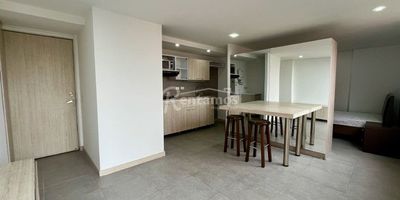 Apartaestudio en arriendo en El Poblado, El Tesoro. Cerca al cc El Tesoro y a la Trasversal Superior, fácil acceso. El Edificio cuenta con ascensor y portería 24/7, un solo ambiente, 1 baño, cocina integral, zona de ropas, sala-comedor y ventanal con vista panorámica. Además, cuenta con parqueadero privado. ¡Agenda tu visita hoy mismo y encuentra tu nuevo hogar! Descubre más propiedades en: www.rentamospropiedadraiz.com CÓDIGO: 776659