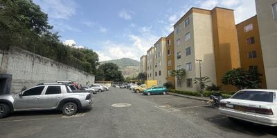 Gespron alquila hermoso apartamento en el oeste de Cali, barrio Aguacatal, conjunto residencial LOMAS DEL AGUACATAL ETAPA 1, consta de sala comedor, amplia y aireada con vista exterior, sala de TV, cocina integral con muebles en madera en parte superior e inferior. El inmueble tiene TRES habitaciones, TODAS con clóset en madera, baño social con división en vidrio, zona de ropas, el conjunto cuenta con parqueadero PROPIO DESCUBIERTO, juego para niños, zona verde. Cerca de la academia  los bomberos, cerca del museo CALIWOOD, cerca del zoológico de Cali, apartamento pet friendly, cerca del museo la tertulia, cerca del monumento Sebastian de Belalcazar, cerca del Hoteles Dann Carlton Cali que esperas llamanos ya