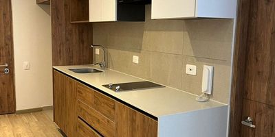 En el corazón de la ciudad, se encuentra este moderno apartaestudio de 35 metros cuadrados con una distribución inteligente y acabados de alta calidad. Al ingresar, te recibirá una cocina tipo americano equipada con electrodomésticos de última generación y una elegante área de comedor independiente. El piso de madera laminada brinda calidez a todo el espacio, mientras que el vestier y el baño independiente ofrecen comodidad y privacidad. Además, cuenta con un calentador eléctrico para tu confort. En este conjunto cerrado, disfrutarás de amenidades como gimnasio, piscina, zonas verdes y zona infantil. La seguridad está garantizada con vigilancia privada las 24 horas, circuito cerrado de TV y acceso para discapacitados. Además, tendrás a tu disposición parqueadero, sauna, salón de juegos y canchas deportivas. Su ubicación estratégica cerca de colegios, supermercados y transporte público lo convierte en una inversión ideal. ¡No pierdas la oportunidad de