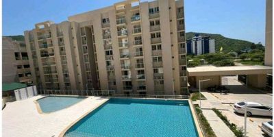 CÓDIGO 9670FR230.  Apartamento en Piso ocho, con excelente ubicación en Edificio Venecia Central Manzanares. Cuenta con 67 m², Tres alcobas, Dos baños, sala-comedor, cocina integral, zona de labores y balcón. Incluye parqueadero. Conjunto con vigilancia 24/7, piscina, ascensores, gimnasio, salón social, juegos infantiles y cancha sintética. A pocos minutos de playas y zonas comerciales.  SI ESTA PROPIEDAD ES DE SU INTERÉS, CONTÁCTENOS Y AGENDAMOS UNA CITA.
